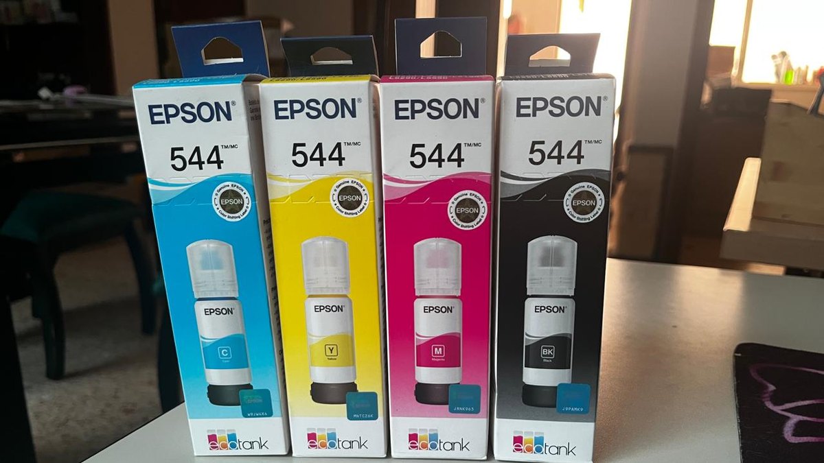 Cuatro botellas de tinta original Epson 544 en su caja EcoTank sellada: cian, amarillo, magenta y negro