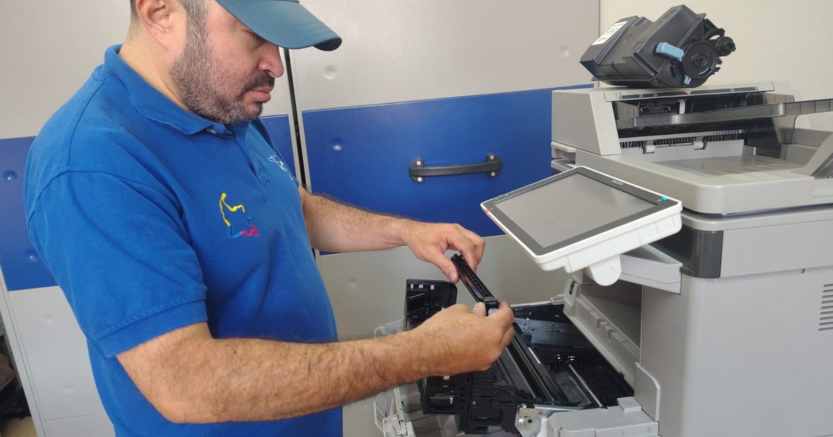 Mi impresora saca rayas o manchas: causas y cuándo llamar al técnico